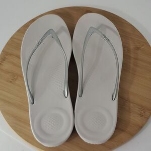 Fitflop Women's Iqushion Ergonomic Flip Flop Sandals White Silver Size 11